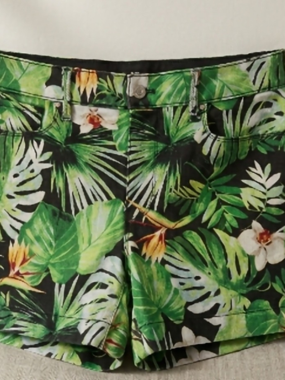 Tropical Leaf Print Women’s Shorts - Green